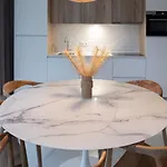 Modern 2-bedroom With Balcony