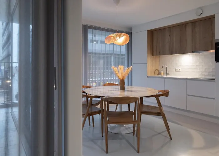 Modern 2-bedroom With Balcony Apartment *