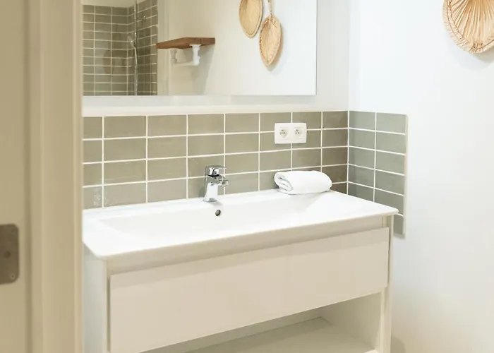 Modern 2-bedroom With Balcony Apartment