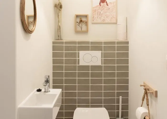 Modern 2-bedroom With Balcony *