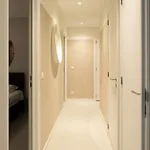Apartmán Modern 2-bedroom With Balcony