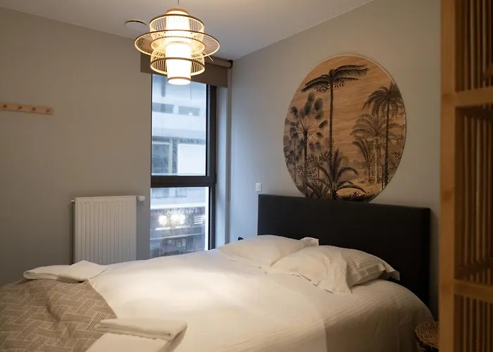 Modern 2-bedroom With Balcony Apartment *