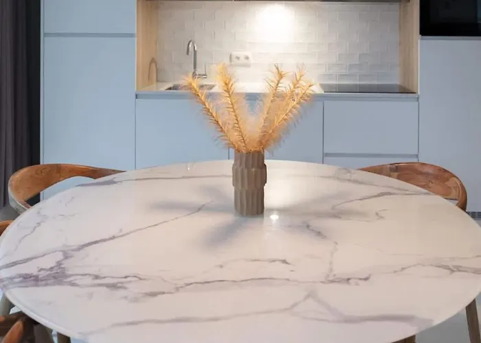 Modern 2-bedroom With Balcony